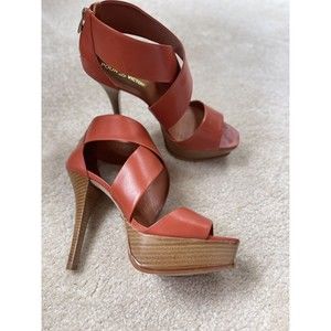 Pour La Victoire Tifara Red/Orange Saddle Stacked heel platform. Size 9.